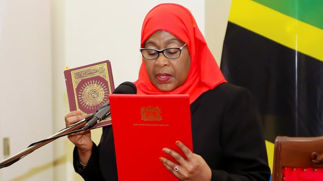 Samia Suluhu Hassan bei der Vereidigung Samia Suluhu Hassan bei der Vereidigung