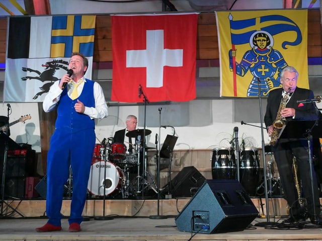 Sänger und Musiker auf einer Bühne. Sänger und Musiker auf einer Bühne.