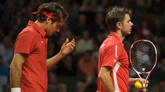 Roger Federer und Stanislas Wawrinka verlieren das Doppel gegen Mardy Fish und Mike Bryan in 4 Sätzen. Roger Federer und Stanislas Wawrinka verlieren das Doppel gegen Mardy Fish und Mike Bryan in 4 Sätzen.
