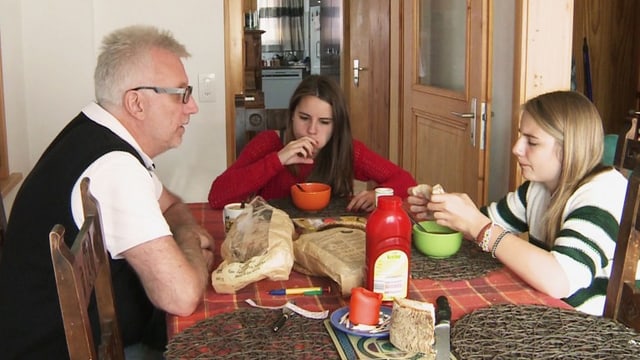 Iain McKay cun sias duas figlias Fiona e Leah en l'abitaziun a Mustér vid ensolver Iain McKay cun sias duas figlias Fiona e Leah en l'abitaziun a Mustér vid ensolver