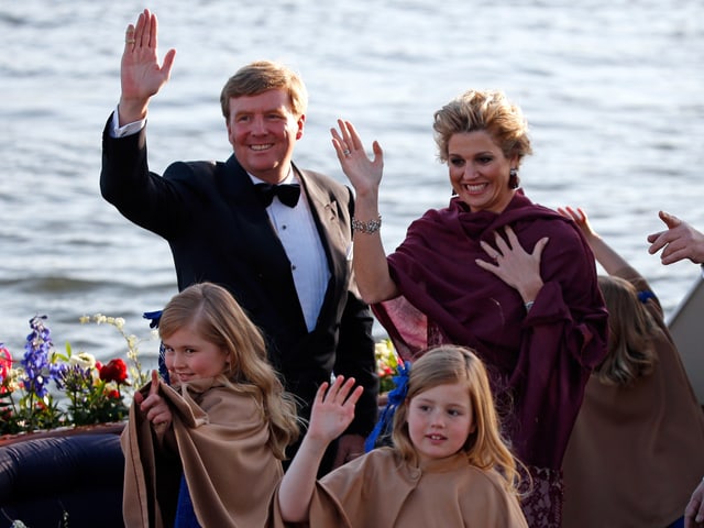 Willem-Alexander, Máxima und ihre Töchter. Willem-Alexander, Máxima und ihre Töchter.