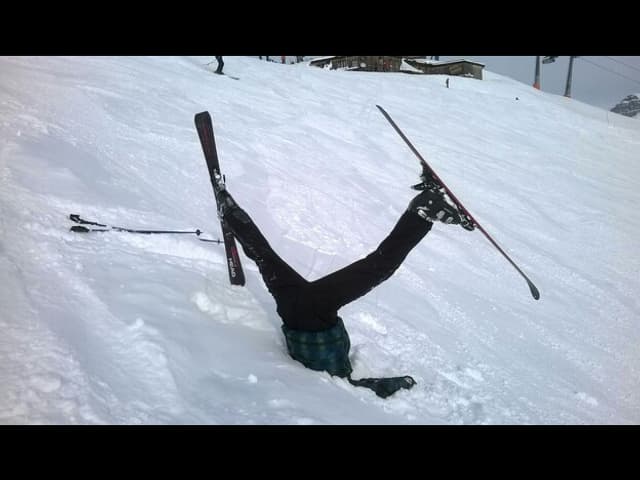 Mann steckt im Schnee.