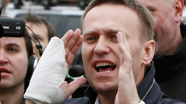 Alexej Nawalny ruft mit den Händen neben dem Mund.
