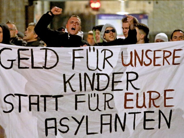 Anhänger der "Patriotischen Europäer gegen die Islamisierung des Abendlandes" in Leipzig tragen ein Transparent an einem Protestmarsch am 2. November 2015. Die Aufschrift lautet: "Geld für unsere Kinder statt für Eure Asylanten". Anhänger der "Patriotischen Europäer gegen die Islamisierung des Abendlandes" in Leipzig tragen ein Transparent an einem Protestmarsch am 2. November 2015. Die Aufschrift lautet: "Geld für unsere Kinder statt für Eure Asylanten".