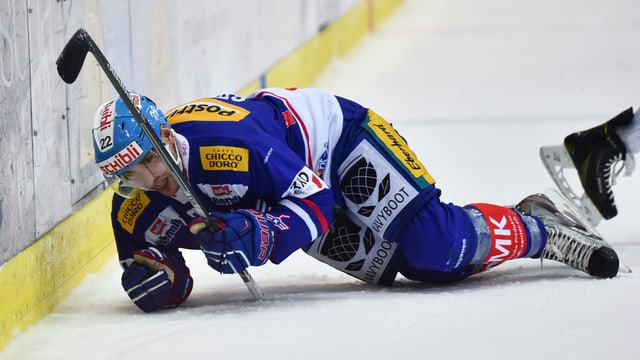 Victor Stancescu liegt bäuchlings auf dem Eis. Victor Stancescu liegt bäuchlings auf dem Eis.
