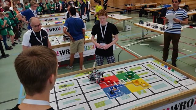 Ein Roboter fährt auf einem Tisch Ein Roboter fährt auf einem Tisch