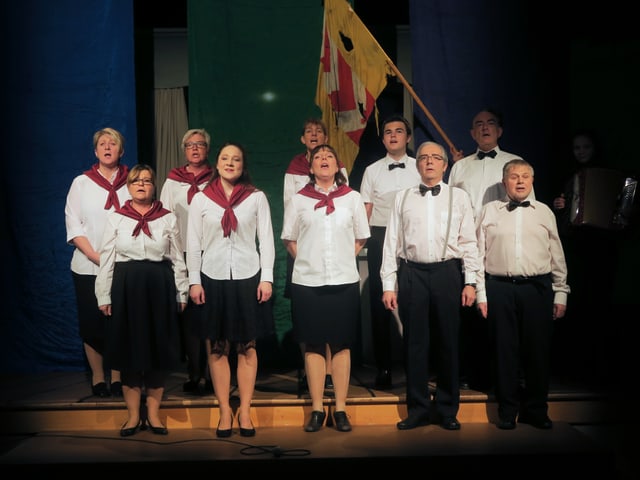 Ein Chor in schwarz-weissen Kostümen. Ein Chor in schwarz-weissen Kostümen.