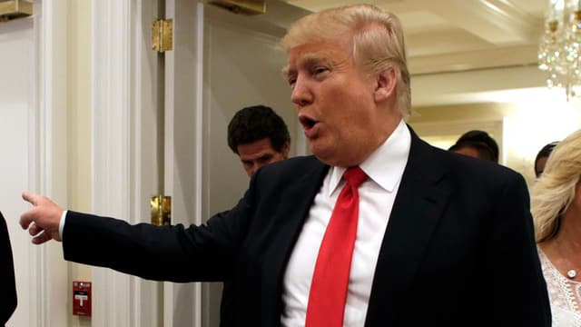 Trump nach rechts zeigend. Trump nach rechts zeigend.