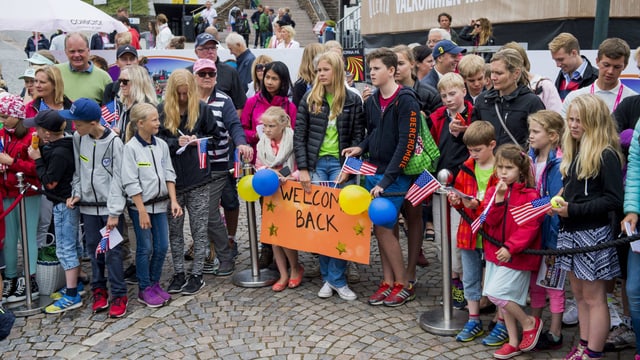 Eine wartende Menschenmenge. Eine wartende Menschenmenge.
