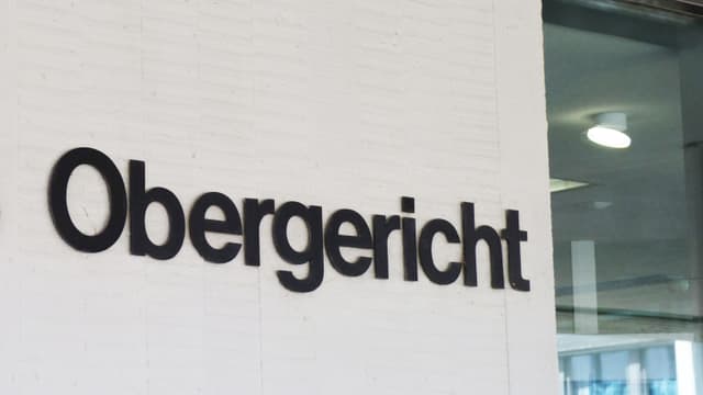 Schriftzug Obergericht an einem Gebäude Schriftzug Obergericht an einem Gebäude