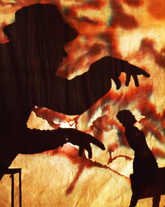 Als Schatten ist ein Mann zu sehen, der mit gekrallten Fingern einer gehenden Passantin nachstellt. Als Schatten ist ein Mann zu sehen, der mit gekrallten Fingern einer gehenden Passantin nachstellt.