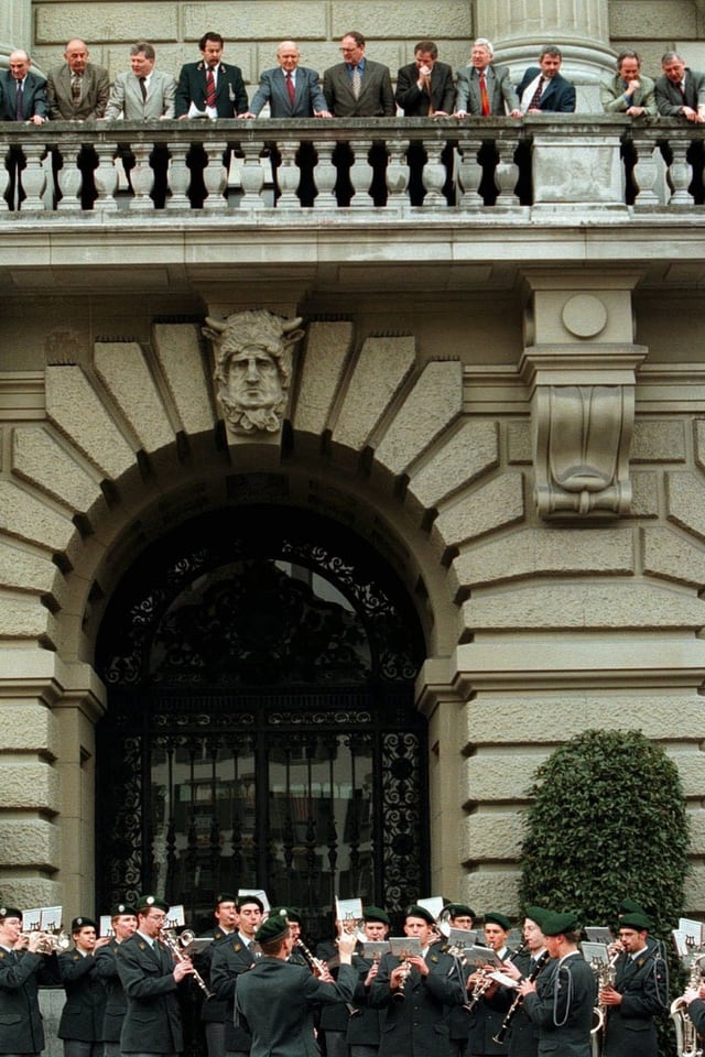 Parlamentarier stehen auf Bundeshaus-Balkon Parlamentarier stehen auf Bundeshaus-Balkon