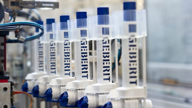 Blick in die Geberit-Produktionsstätte. Blick in die Geberit-Produktionsstätte.