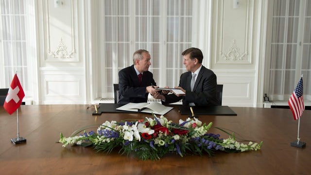 Michael Ambühl und US-Botschafter Don Beyer schütteln sich die Hände. Michael Ambühl und US-Botschafter Don Beyer schütteln sich die Hände.