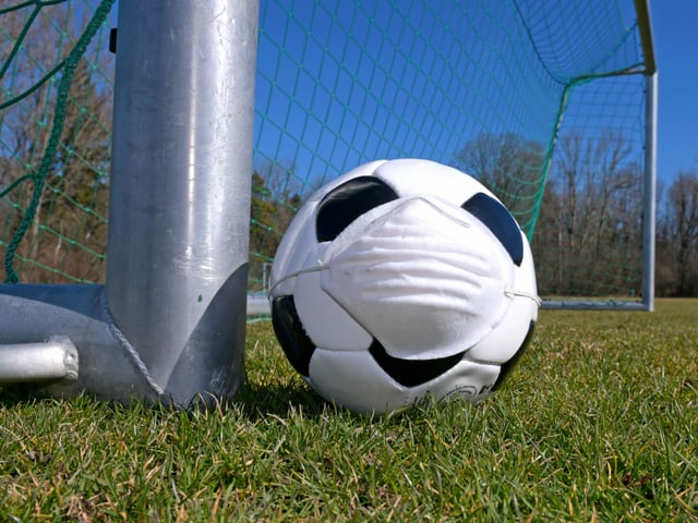 Fussball mit Gesichtsmaske Fussball mit Gesichtsmaske