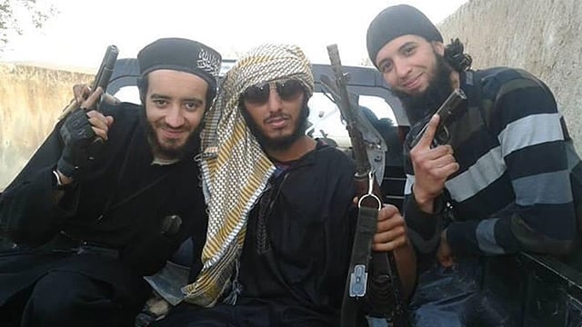 Drei dunkel gekleidete Männer mit Waffen. Drei dunkel gekleidete Männer mit Waffen.