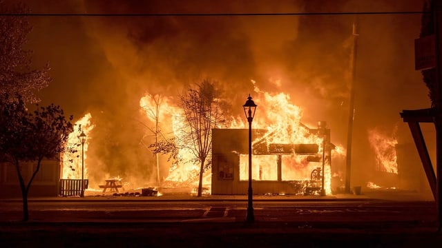 Haus steht in Flammen. Haus steht in Flammen.