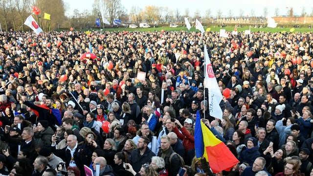 Menschen demonstrieren gegen die Corona-Politik der Regierung in Amsterdam