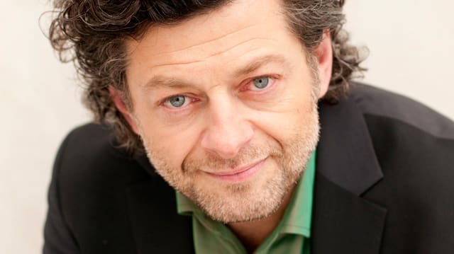 Grossaufnahme des Schauspielers Serkis: Der dunkelhaarige Mann schaut freundlich in die Kamera. Er trägt ein grünes Hemd unter einem schwarzen Jacket. Grossaufnahme des Schauspielers Serkis: Der dunkelhaarige Mann schaut freundlich in die Kamera. Er trägt ein grünes Hemd unter einem schwarzen Jacket.