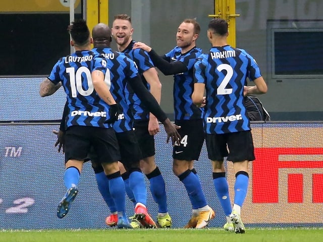 Die Inter-Spieler bejubeln den entscheidenden Treffer. Die Inter-Spieler bejubeln den entscheidenden Treffer.