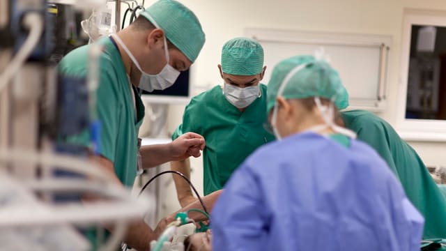 Ärzte im OP-Saal Ärzte im OP-Saal