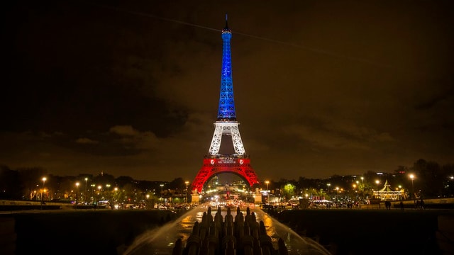 La tur Eiffel illuminada en las colurs da la Frantscha. La tur Eiffel illuminada en las colurs da la Frantscha.