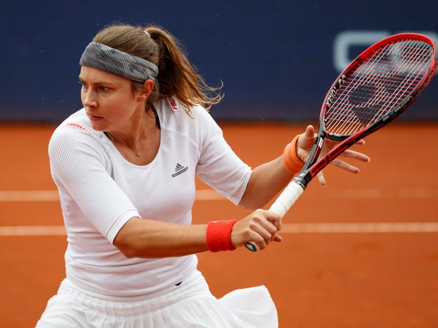 Stefanie Vögele spielt eine doppelhändige Rückhand. Stefanie Vögele spielt eine doppelhändige Rückhand.