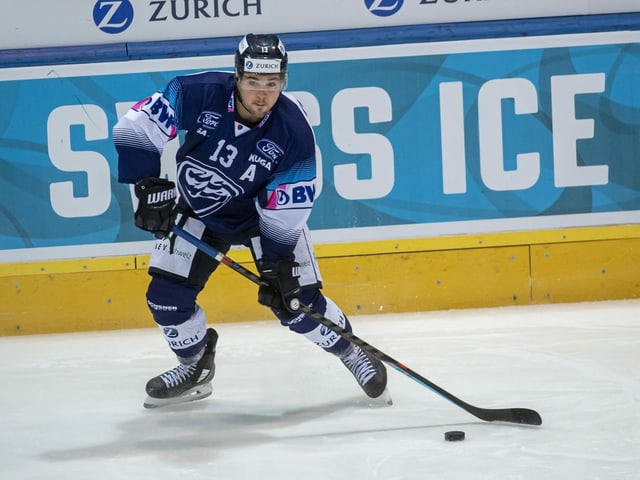 Marco Müller an der Scheibe bei Ambri Marco Müller an der Scheibe bei Ambri