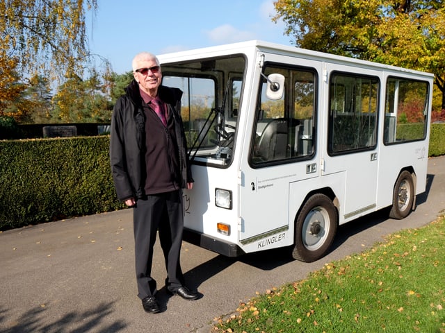 Marc Lüthi steht neben einem weissen Elektrobus. Marc Lüthi steht neben einem weissen Elektrobus.