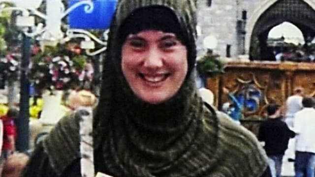 Eine Frau mit Kopftuch lächelt in die Kamera. Eine Frau mit Kopftuch lächelt in die Kamera.
