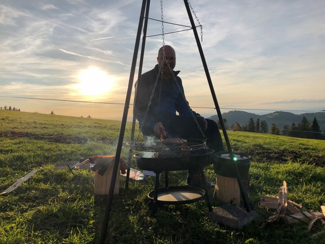 Grillstelle mit einem Dreibein, an dem der Grillrost aufgehängt ist. Grillstelle mit einem Dreibein, an dem der Grillrost aufgehängt ist.