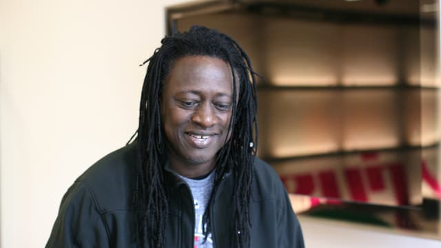 Habib Koité vor dem Studio von SRF 2 Kultur. Habib Koité vor dem Studio von SRF 2 Kultur.