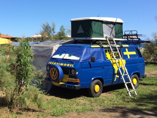 Blauweisser VW-Bus.