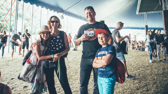 Familie Schaub aus der Region. Vater ist ein alter Gurtenhase, Mutter und Kinder sind zum ersten Mal hier. Waren bei Arcane Roots - den Eltern gefällts, den Kindern war es doch ein "spürli" zu Laut Familie Schaub aus der Region. Vater ist ein alter Gurtenhase, Mutter und Kinder sind zum ersten Mal hier. Waren bei Arcane Roots - den Eltern gefällts, den Kindern war es doch ein "spürli" zu Laut