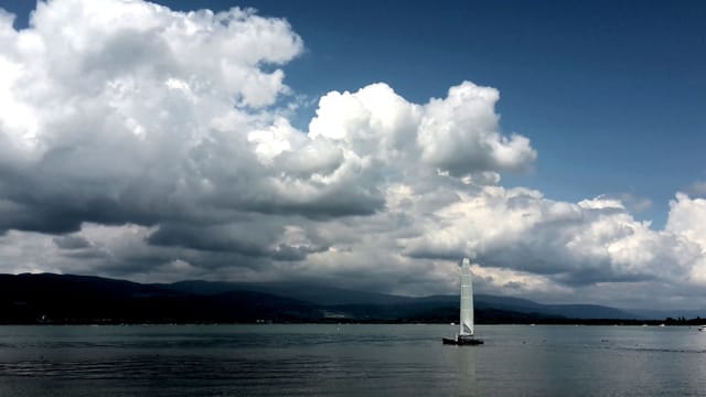 Segelschiff unter Quellwolken.