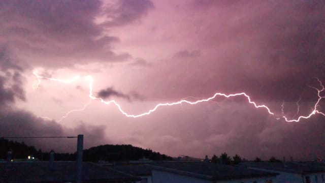 Ein Blitz horizontal am Himmel.