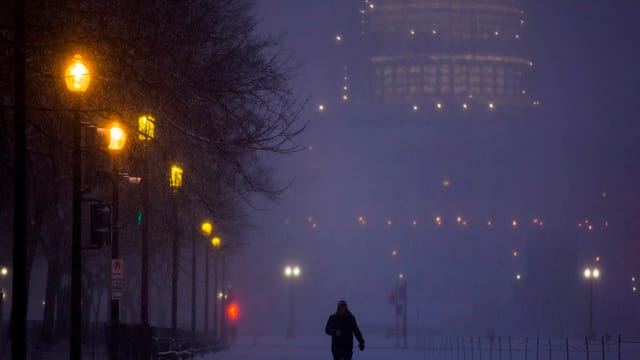 Persunas davant il capitol a Washington. Persunas davant il capitol a Washington.