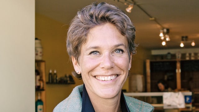 Strahlende Frau mit kurzen Haaren in einem Restaurant Strahlende Frau mit kurzen Haaren in einem Restaurant