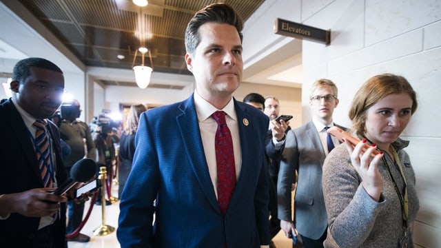 Der Republikaner Matt Gaetz umgeben von Journalisten. Der Republikaner Matt Gaetz umgeben von Journalisten.