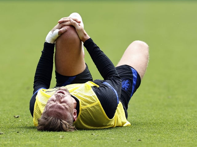 Luuk de Jong greift sich ans linke Knie. Luuk de Jong greift sich ans linke Knie.