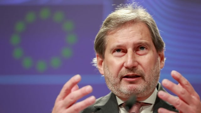 Mann vor EU-Symbol. Mann vor EU-Symbol.
