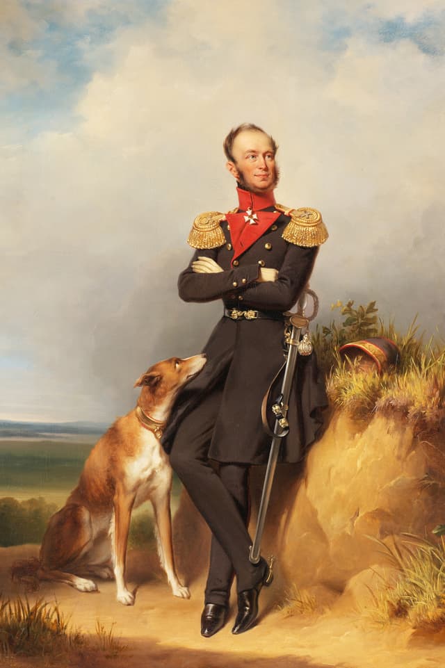 Ein Mann lehnt an einem Hügel, ein Jagdhund steht neben ihm. Ein Mann lehnt an einem Hügel, ein Jagdhund steht neben ihm.