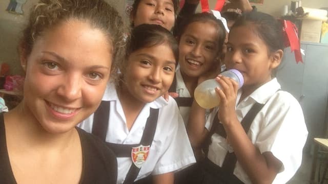 Laura Schwab bei ihrem Freiwilligeneinsatz als Englischlehrerin in Peru. Laura Schwab bei ihrem Freiwilligeneinsatz als Englischlehrerin in Peru.