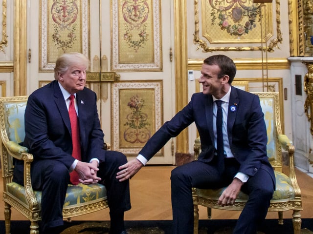 Trump und Macron sitzend. Trump und Macron sitzend.