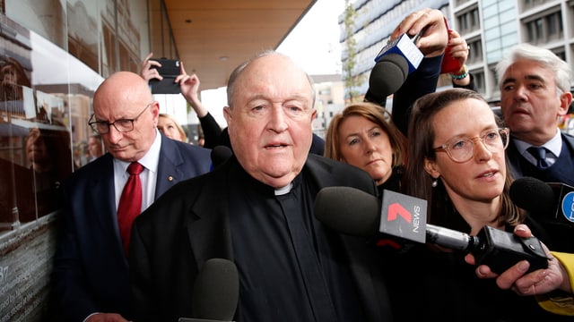 Erzbischof Philip Wilson umringt von Journalisten Erzbischof Philip Wilson umringt von Journalisten