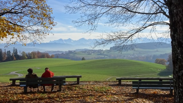 Wanderer sitzen auf einer Aussichtsbank auf dem Berner Hausberg Gurten. Wanderer sitzen auf einer Aussichtsbank auf dem Berner Hausberg Gurten.