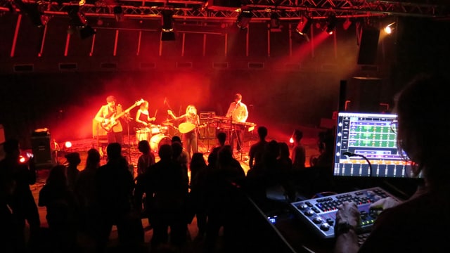Leute hören ein Konzert Leute hören ein Konzert