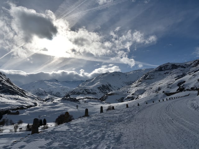 Von Süden her drücken die Wolken ins Urserental.