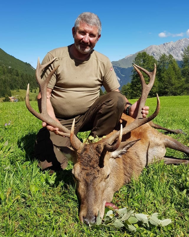 Mario Devonas cun ses tschierv da curuna. Mario Devonas cun ses tschierv da curuna.