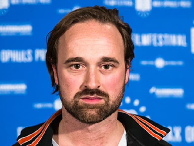 Frontales Porträt von Regisseur Dominik Locher. Frontales Porträt von Regisseur Dominik Locher.